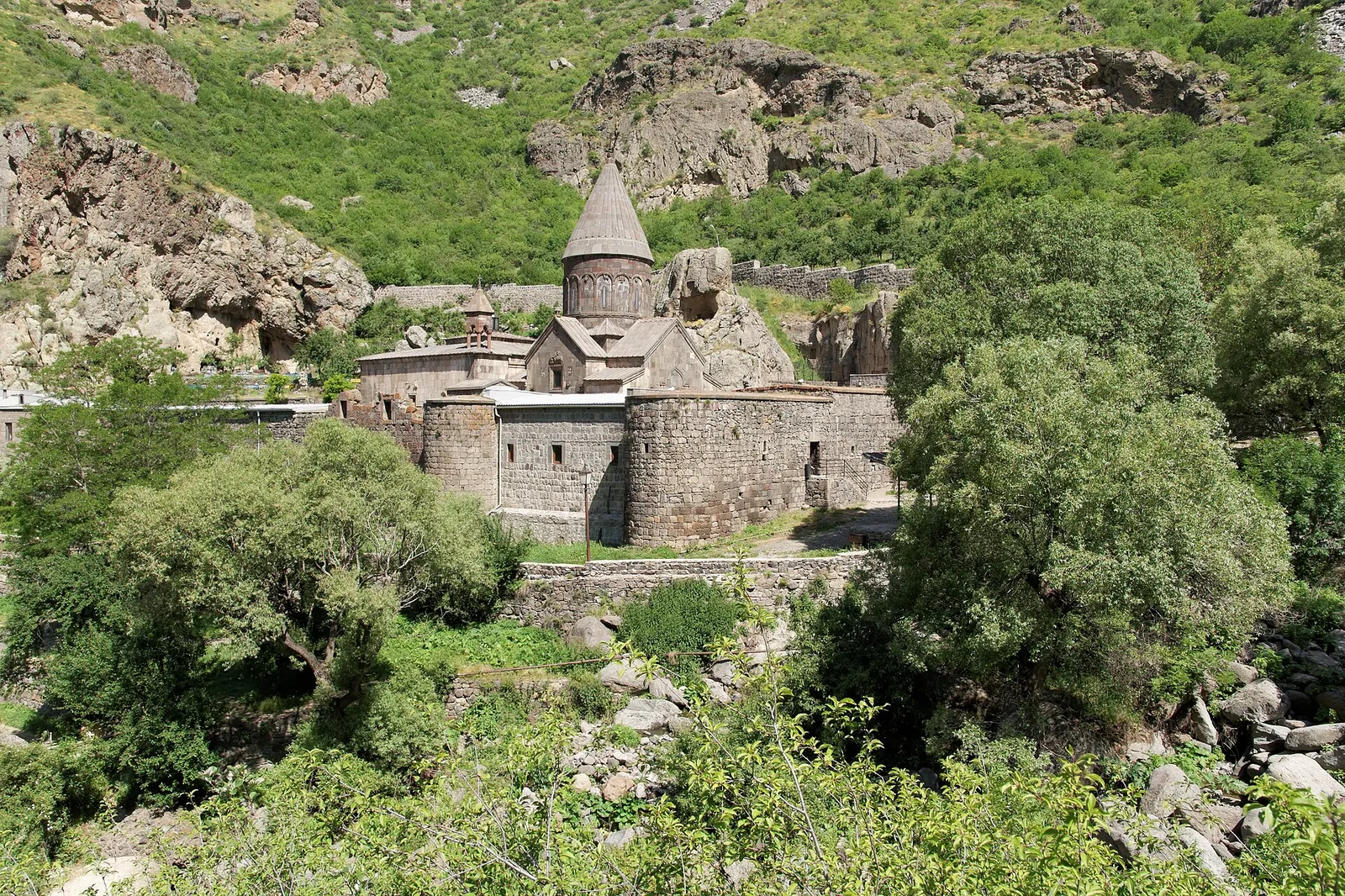 Le monastère de Geghard adossé à la falaise dans la haute vallée de l'Azat