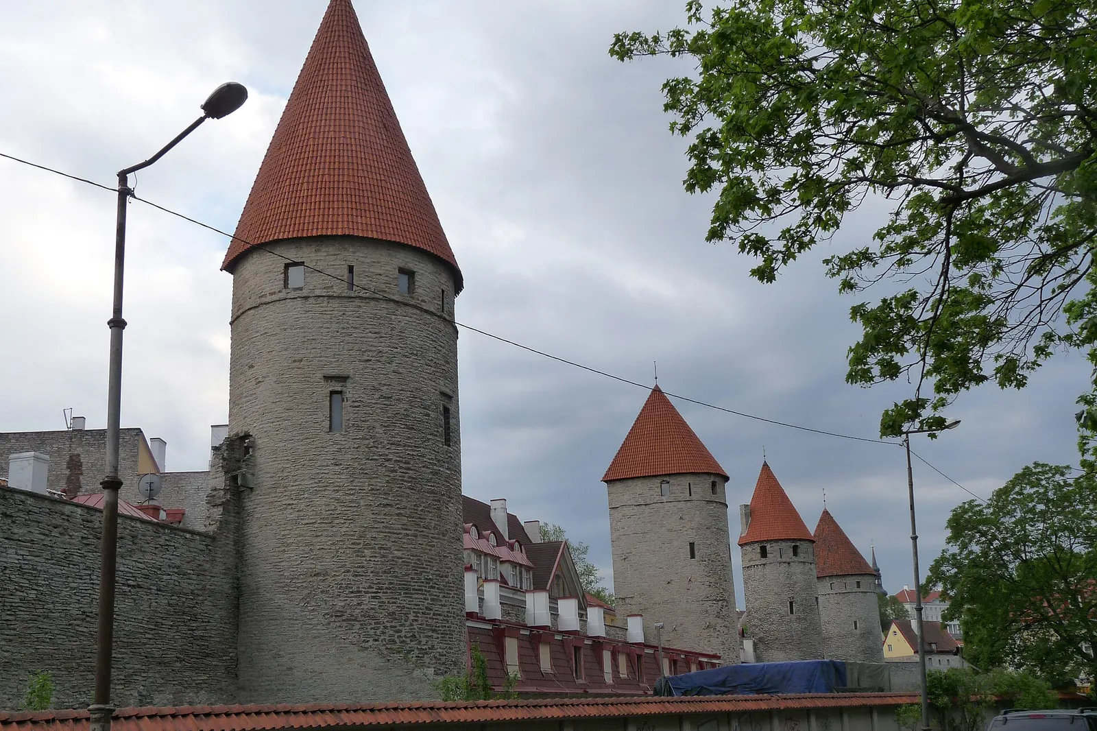 Les tours des remparts médiévaux de la vieille ville de Tallinn et leurs toits pointus