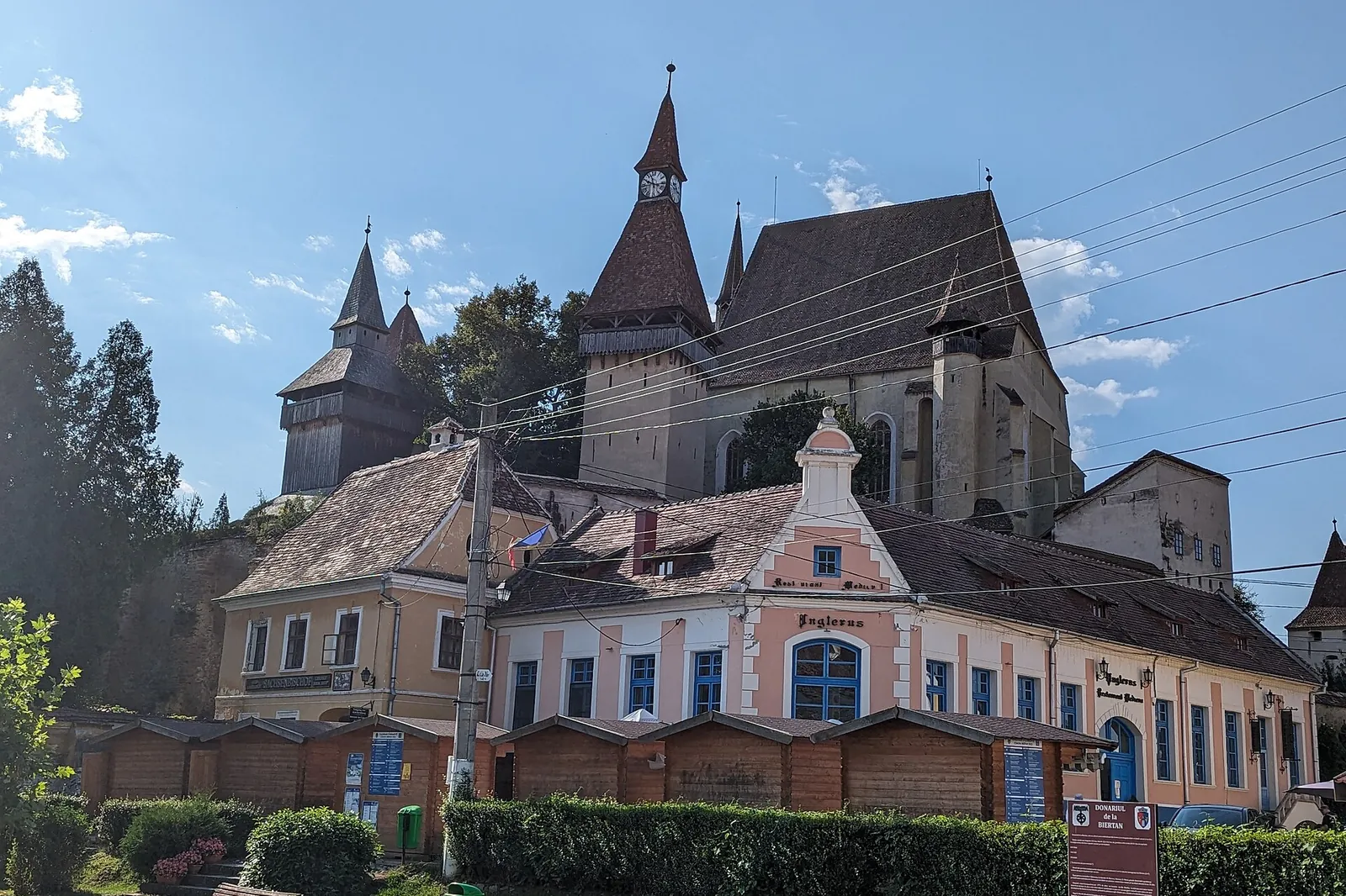 L'église fortifiée de Biertan et ses remparts dominant le village