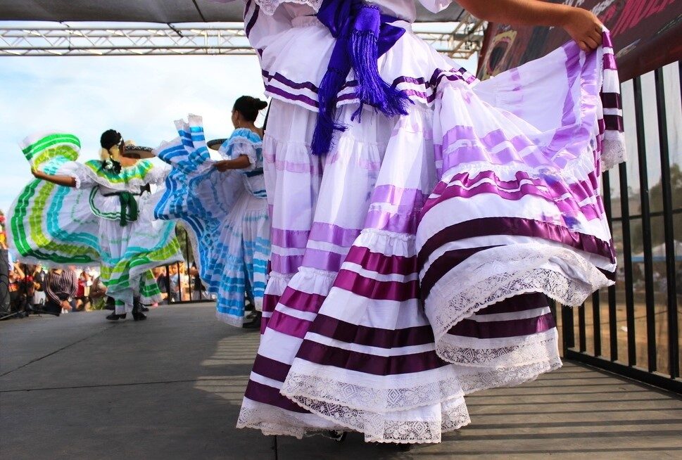 Danseuses mexicaines en habit traditionnel de fête