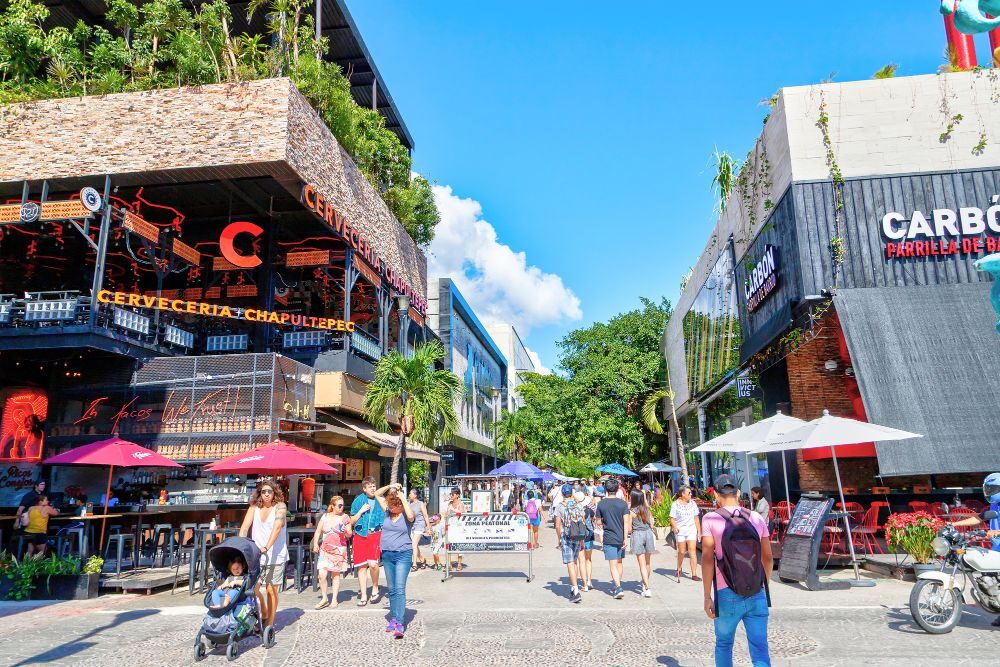 PLAYA DEL CARMEN, MEXIQUE – Les visiteurs font du shopping sur la célèbre 5e avenue